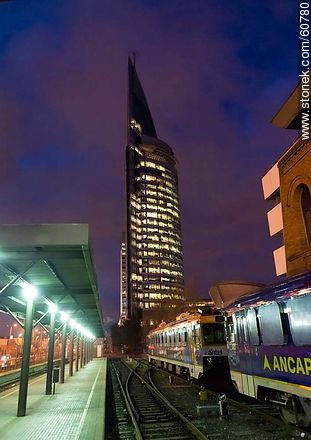 Torre de Antel en la noche desde la Estación Central de Trenes - Departamento de Montevideo - URUGUAY. Foto No. 60780