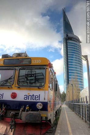 Andén de la Estación Central con un trenes sueco y la torre de Antel de fondo - Departamento de Montevideo - URUGUAY. Foto No. 60781