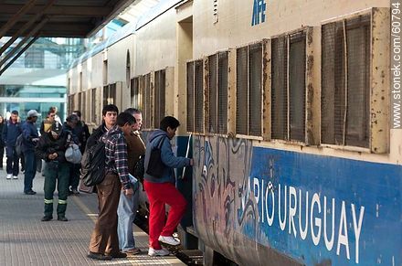 Pasajeros subiendo a un antiguo vagón de AFE - Departamento de Montevideo - URUGUAY. Foto No. 60794