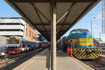 Andén de la Estación Central con trenes suecos - Departamento de Montevideo - URUGUAY. Foto No. 60795