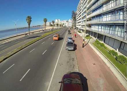 Playa Pocitos y Rambla Rep. del Perú. Foto de altura sobre la vereda opuesta a la playa - Departamento de Montevideo - URUGUAY. Foto No. 60841