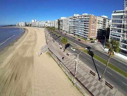 Pocitos beach and Rambla Rep. del Perú.  - Department of Montevideo - URUGUAY. Photo #60862