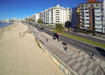 Pocitos beach and Rambla Rep. del Perú.  - Department of Montevideo - URUGUAY. Photo #60857