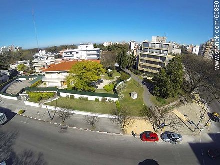 Vista aérea de la Embajada y consulado de Japón. Plazuela de los Arquitectos en la esquina de los bulevares Artigas y España - Departamento de Montevideo - URUGUAY. Foto No. 60880