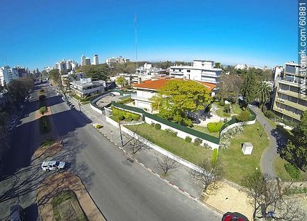 Vista aérea de la Embajada y consulado de Japón. Plazuela de los Arquitectos en la esquina de los bulevares Artigas y España - Departamento de Montevideo - URUGUAY. Foto No. 60881