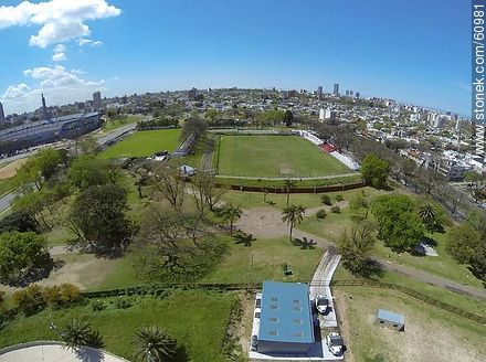 Foto aérea del Estadio Centenario y los Parques Méndez Piana y Palermo - Departamento de Montevideo - URUGUAY. Foto No. 60981