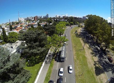 Foto aérea de automóviles circulando por la Avenida Ricaldoni - Departamento de Montevideo - URUGUAY. Foto No. 60907