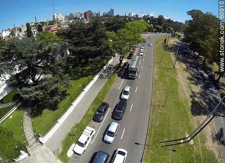 Foto aérea de automóviles circulando por la Avenida Ricaldoni - Departamento de Montevideo - URUGUAY. Foto No. 60910