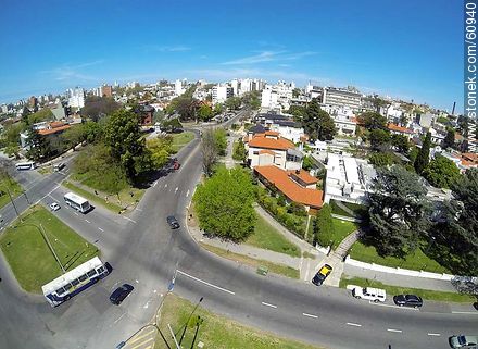 Foto aérea del cruce de las avenidas Ricaldoni, Ponce y Soca. Plaza de los Héroes de la Independencia. - Departamento de Montevideo - URUGUAY. Foto No. 60940