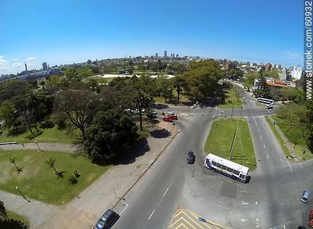 Foto aérea del cruce de las avenidas Ricaldoni, Ponce y Soca. Plaza de los Héroes de la Independencia. - Departamento de Montevideo - URUGUAY. Foto No. 60932