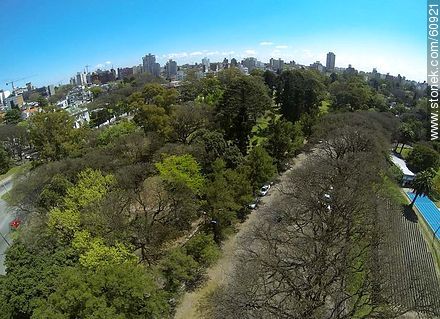 Foto aérea de la Avenida Dr. Lorenzo Mérola hacia el parque infantil - Departamento de Montevideo - URUGUAY. Foto No. 60921