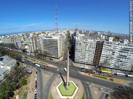 Foto aérea del Obelisco a los Constituyentes de 1830. Bulevar Artigas, Avenidas 18 de Julio y Dr. Luis Morquio - Departamento de Montevideo - URUGUAY. Foto No. 60962