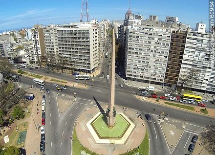 Foto aérea del Obelisco a los Constituyentes de 1830. Bulevar Artigas, Avenidas 18 de Julio y Dr. Luis Morquio - Departamento de Montevideo - URUGUAY. Foto No. 60964