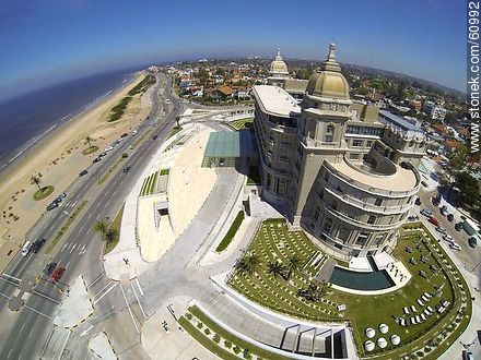 Vista aérea del Hotel Carrasco. Rambla Tomás Berreta - Departamento de Montevideo - URUGUAY. Foto No. 60992