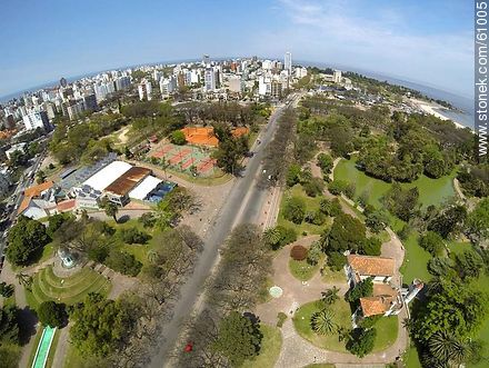 Avenida Herrera y Reissig, fuente de Venus, canchas de tenis y paddle, castillo - Departamento de Montevideo - URUGUAY. Foto No. 61005