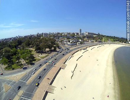 Vista aérea de la Playa Ramírez y la rambla Presidente Wilson - Departamento de Montevideo - URUGUAY. Foto No. 61043