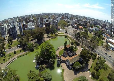 The lake of Parque Rodó. Castle which houses a children's library. Av Herrera y Reissig, Av Gonzalo Ramirez - Department of Montevideo - URUGUAY. Photo #61013