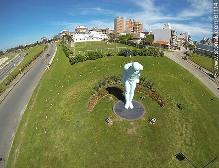 Foto aérea de Greeting Man, El Hombre que Saluda. St. George's School - Departamento de Montevideo - URUGUAY. Foto No. 61114