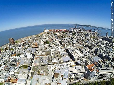 Vista aérea de la peatonal Sarandí y su escollera, y la calle Washington - Departamento de Montevideo - URUGUAY. Foto No. 61251