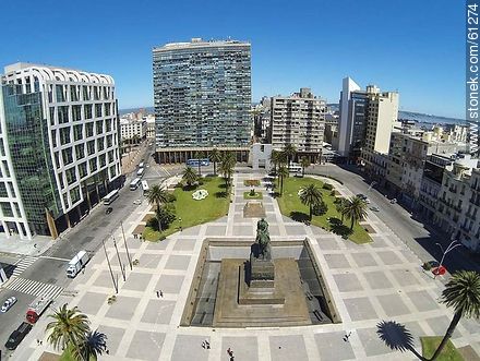 Vista aérea de un sector de Plaza Independencia. Torre Ejecutiva. Edificio Ciudadela - Departamento de Montevideo - URUGUAY. Foto No. 61274