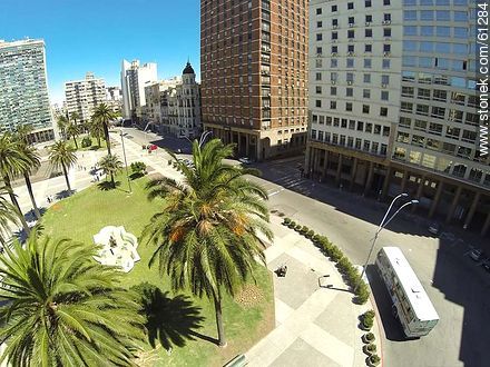 Vista aérea de un sector de Plaza Independencia - Departamento de Montevideo - URUGUAY. Foto No. 61284
