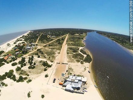 Foto aérea del restorán Burdeos en el Pinar sobre el arroyo Pando - Departamento de Canelones - URUGUAY. Foto No. 61369