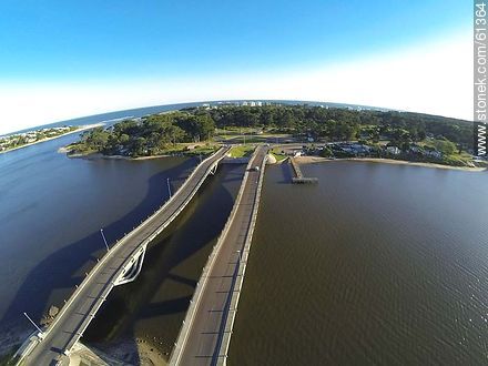 Vista aérea del puente ondulante de La Barra sobre el arroyo Maldonado - Punta del Este y balnearios cercanos - URUGUAY. Foto No. 61364