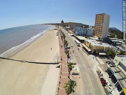 Foto aérea de la playa y rambla de Piriápolis en primavera - Departamento de Maldonado - URUGUAY. Foto No. 61391