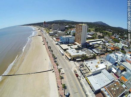 Vista aérea de la playa y rambla de Piriápolis en primavera - Departamento de Maldonado - URUGUAY. Foto No. 61385