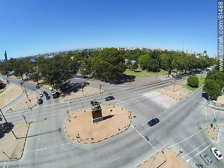 Vista aérea del monumento al Condottiero Gattamelata de Donatello en la intersección de Av. Italia, Ricaldoni y Larrañaga - Departamento de Montevideo - URUGUAY. Foto No. 61488