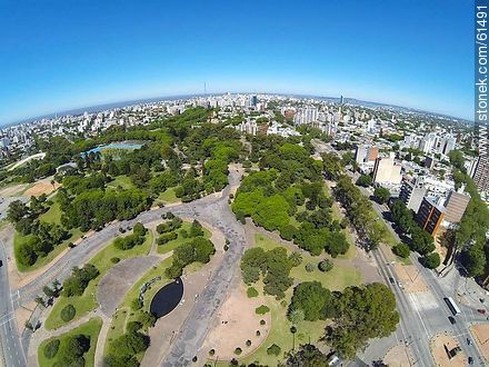 Foto aérea del monumento a La Carreta con su estanque en el Parque Batlle - Departamento de Montevideo - URUGUAY. Foto No. 61491