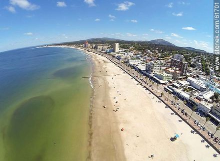 Foto aérea de la rambla y playa - Departamento de Maldonado - URUGUAY. Foto No. 61701