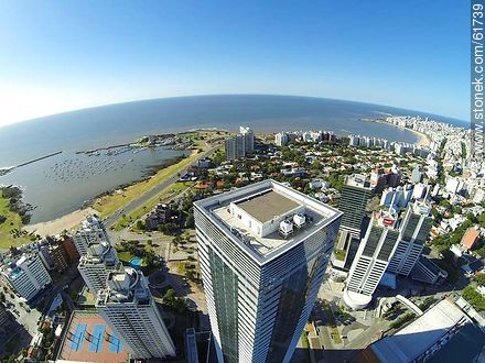 Foto aérea de la Torre 4 del World Trade Center Montevideo con vista al Río de la Plata - Departamento de Montevideo - URUGUAY. Foto No. 61739