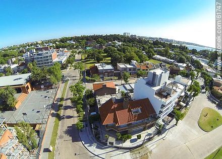 Foto aérea de la esquina de las calles Gral. Riveros, Dr. Golfarini y Calabria - Departamento de Montevideo - URUGUAY. Foto No. 61747