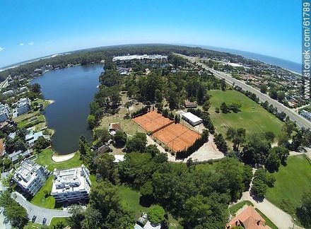 Vista aérea de residencias sobre la Avenida de las Américas y los lagos. Club Alemán - Departamento de Canelones - URUGUAY. Foto No. 61789