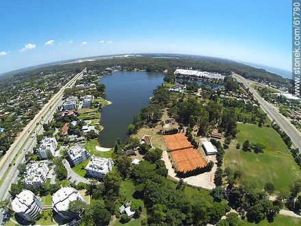 Vista aérea de residencias sobre la Avenida de las Américas y los lagos. Club Alemán - Departamento de Canelones - URUGUAY. Foto No. 61790