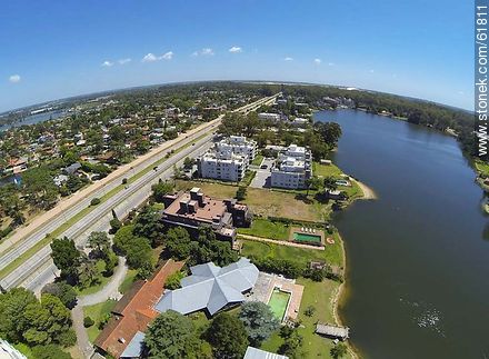 Vista aérea de residencias sobre la Avenida de las Américas y los lagos - Departamento de Canelones - URUGUAY. Foto No. 61811
