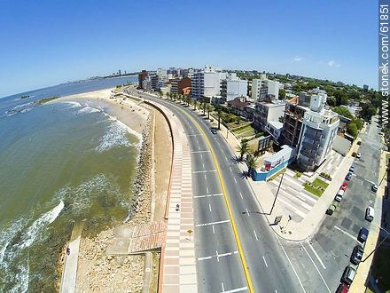 Foto aérea de la rambla O'Higgins y Estrázulas - Departamento de Montevideo - URUGUAY. Foto No. 61851
