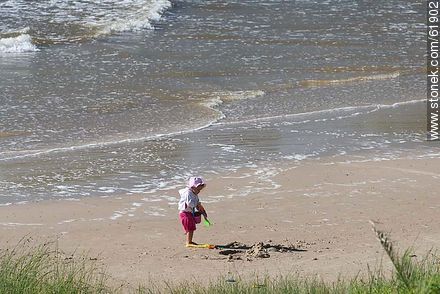 Niño jugando en la orilla - Departamento de Canelones - URUGUAY. Foto No. 61902
