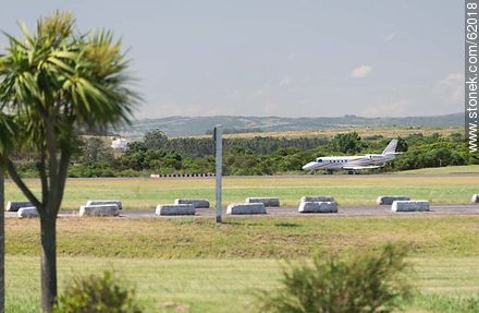 Jet en pista del aeropuerto de Laguna Del Sauce - Punta del Este y balnearios cercanos - URUGUAY. Foto No. 62018