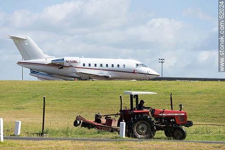 Jets privados en el Aeropuerto de Punta del Este y un tractor cortando el pasto - Punta del Este y balnearios cercanos - URUGUAY. Foto No. 62024