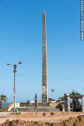 Obelisk and bust Artigas graffitted - Department of Canelones - URUGUAY. Photo #62436