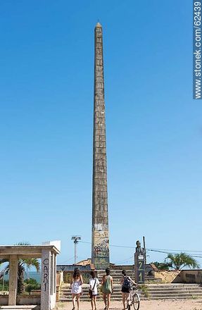 Obelisk and bust Artigas - Department of Canelones - URUGUAY. Photo #62439