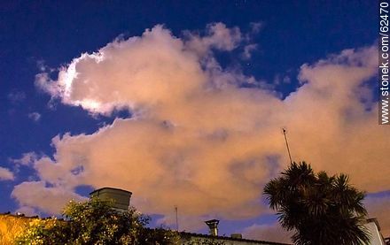 La luna entre las nubes de la noche - Departamento de Montevideo - URUGUAY. Foto No. 62470