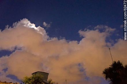 La luna entre las nubes de la noche -  - IMÁGENES VARIAS. Foto No. 62472