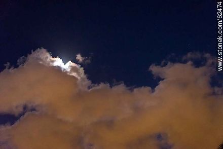 La luna entre las nubes de la noche - Departamento de Montevideo - URUGUAY. Foto No. 62474