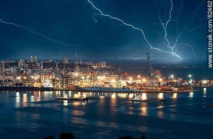 Actividad portuaria nocturna en Montevideo con tormenta eléctrica - Departamento de Montevideo - URUGUAY. Foto No. 62462
