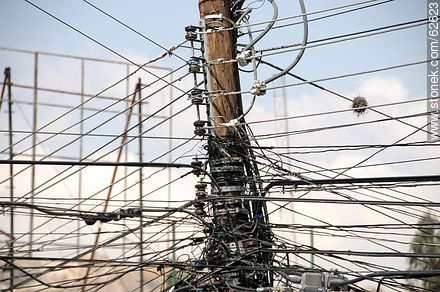 Madeja de cables aéreos en la calle 21 y Avenida Montenegro - Bolivia - Otros AMÉRICA del SUR. Foto No. 62623