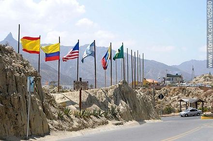 Banderas en torno a la entrada al circuito turístico del Valle de la Luna - Bolivia - Otros AMÉRICA del SUR. Foto No. 62580