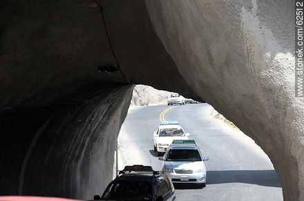 Túneles cortos de la ruta por debajo de los cerros - Bolivia - Otros AMÉRICA del SUR. Foto No. 62512